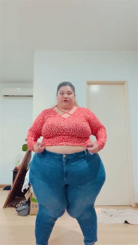 Back in 2014 Mayara weighed in at 358 lbs on a weight loss tv show, during and after the show she lost about 70 kg/ 154 lbs, but has since then regained all of that weight it seems like, her hip measurement on the show was 155 cm, Mayara´s latest hip measurement is from December 2021 were it was 161 cm, tho I would guess she has gained more since December 2021.